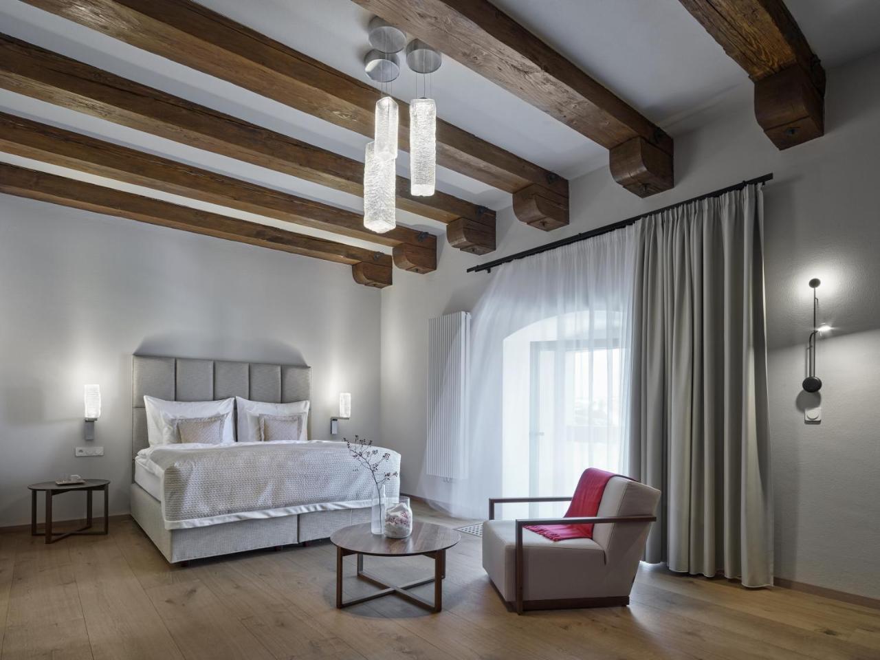 Lotrinsky Hotel Velke Pavlovice Bagian luar foto