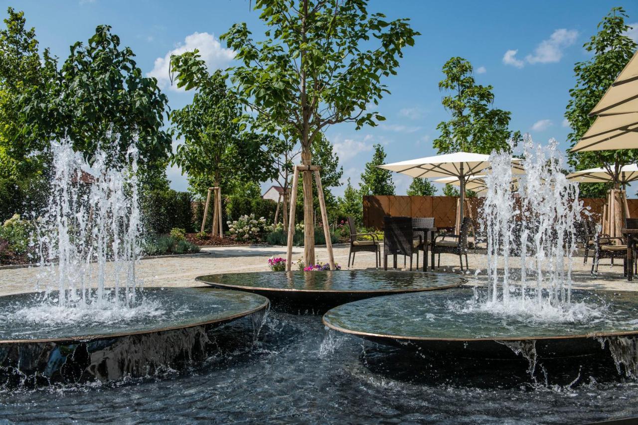 Lotrinsky Hotel Velke Pavlovice Bagian luar foto