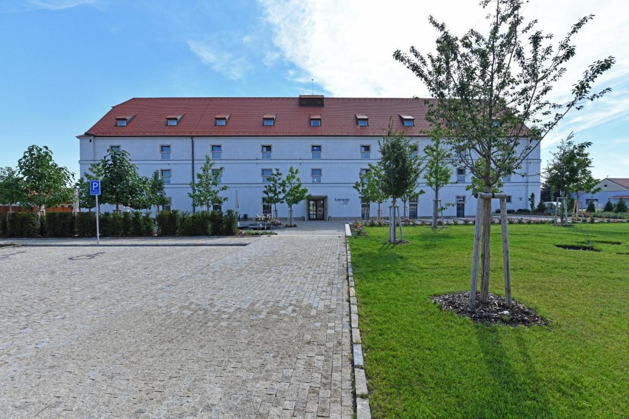 Lotrinsky Hotel Velke Pavlovice Bagian luar foto