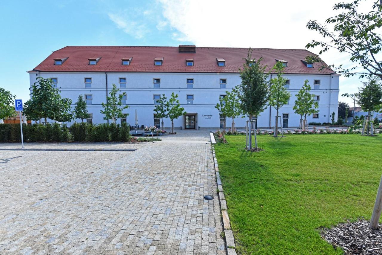 Lotrinsky Hotel Velke Pavlovice Bagian luar foto