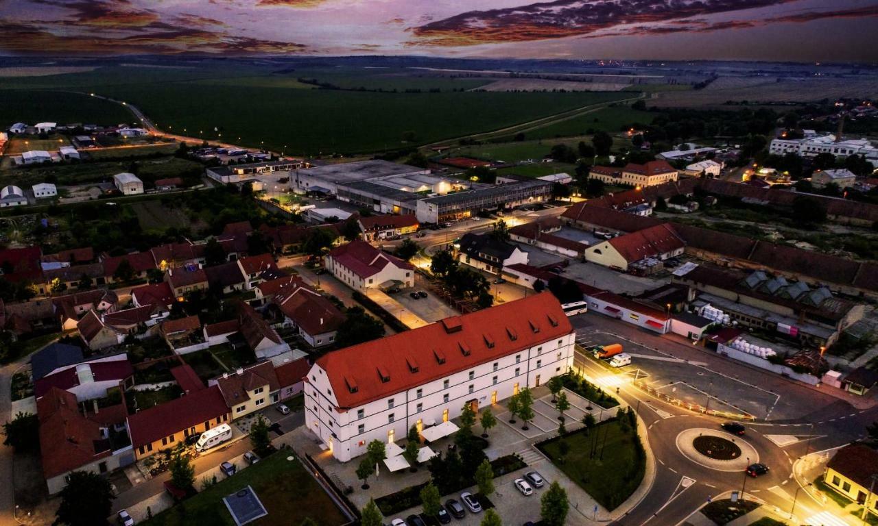 Lotrinsky Hotel Velke Pavlovice Bagian luar foto